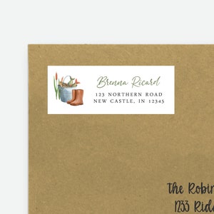 Pu&ograve; includere: Una busta di carta marrone con due indirizzi scritti a mano in inchiostro nero. L'indirizzo in alto recita "Brenna Ricard, 123 Northern Road, New Castle, IN 12345". L'indirizzo in basso recita "The Robinson Family, 1233 Ridgeway Rd., Zkingman, KS 12345".
