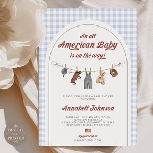 K&ouml;nnte beinhalten: Eine Babyparty-Einladung mit blauem Vichy-Hintergrund und einem bogenf&ouml;rmigen Design. Der Text lautet "An all American Baby is on the way!" mit Illustrationen von Babyartikeln. Die Einladung enth&auml;lt den Namen Annabell Johnson und Veranstaltungsdetails.