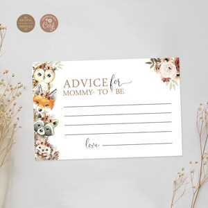 Peut inclure: Carte de conseils pour la future maman avec un motif floral et des illustrations d'animaux de la forêt. La carte comporte des lignes pour écrire des conseils et un espace pour une signature.