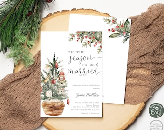 Könnte beinhalten: Eine Weihnachts-Brautduscheinladung mit einer Aquarell-Illustration eines geschmückten Weihnachtsbaums in einem Topf. Der Text lautet "Es ist die Zeit zum Heiraten".