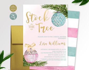 Puede incluir: Una invitación de ducha nupcial rosa y dorada con una ilustración de acuarela de un árbol de Navidad y adornos. El texto dice "Stock the Tree" e incluye detalles del evento, incluida la fecha, la hora, la ubicación y la información de RSVP.