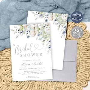 Può includere: Un invito a una festa di addio al nubilato bianco con un bordo floreale ad acquerello in tonalità di blu e verde. L'invito presenta il testo "Bridal Shower" in scrittura argentata con un simbolo di cuore. Il testo "please join us in honoring Regina Arnold" è incluso anche, insieme alla data, l'ora e la posizione dell'evento. L'invito include anche il testo "RSVP to Ellen at 123-456-7890" e "Registered at BridalRegistry.com".