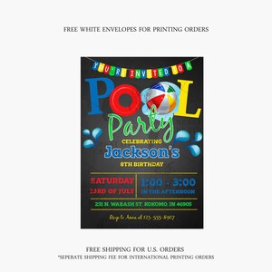 Op de afbeelding: Een blauwe, rode en gele poolparty-uitnodiging met een zwarte achtergrond. De uitnodiging zegt "You're invited to a Pool Party" en "Celebrating Jackson's 8th Birthday". De uitnodiging bevat ook de datum, tijd en locatie van het feest.