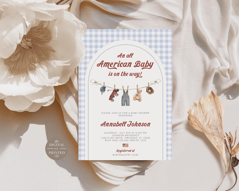 K&ouml;nnte beinhalten: Eine Babyparty-Einladung mit blauem Vichy-Hintergrund und einem bogenf&ouml;rmigen Design. Der Text lautet "An all American Baby is on the way!" mit Illustrationen von Babyartikeln. Die Einladung enth&auml;lt den Namen Annabell Johnson und Veranstaltungsdetails.
