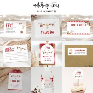 Op de afbeelding: Een verzameling baby shower briefpapier met een rood en wit geruit thema. Bevat kaarten met teksten als "Bedankt", "Luier verloting" en "Advies voor mama-to-be", samen met decoratieve elementen.