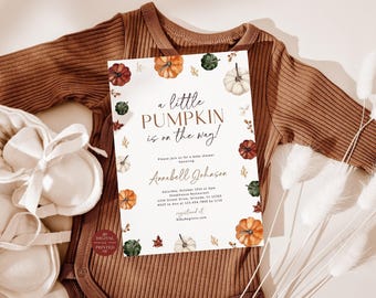 Könnte beinhalten: Eine rechteckige Babyparty-Einladungskarte mit Aquarell-Kürbissen in Orange, Grün und Weiß, mit dem Text A little PUMPKIN is on the way! und Details für Annabell Johason, platziert auf einem gerippten, braunen Baby-Body.