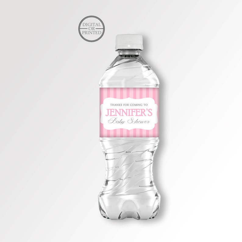 Puede incluir: Etiqueta de botella de agua a rayas rosas y blancas con el texto "Gracias por venir a la Baby Shower de Jennifer".