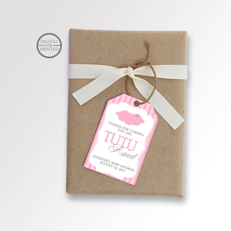 Puede incluir: Etiqueta de favor de baby shower a rayas rosas y blancas con un tut&uacute; y el texto "Gracias por venir, eres Tutu Find" y "Baby shower de Jennifer el 23 de agosto de 2017".