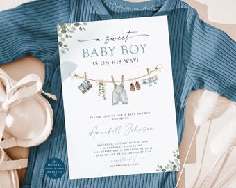 Puede incluir: Una tarjeta de invitación rectangular blanca para baby shower con el texto A sweet BABY BOY IS ON HIS WAY! e ilustraciones en acuarela de un tren, un peto, zapatos y un avión colgados en un tendedero, con detalles del evento.