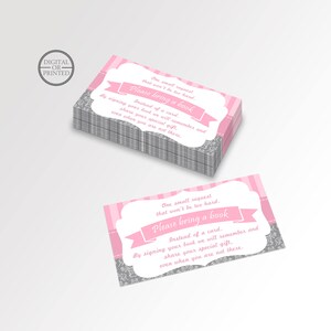 Pode incluir: Cart&atilde;o de pedido de favor de ch&aacute; de beb&ecirc; imprim&iacute;vel rosa e cinza com o texto "Um pequeno pedido que n&atilde;o ser&aacute; muito dif&iacute;cil. Por favor, traga um livro. Em vez de um cart&atilde;o. Ao assinar seu livro, n&oacute;s nos lembraremos e compartilharemos seu presente especial, mesmo quando voc&ecirc; n&atilde;o estiver l&aacute;."
