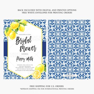Op de afbeelding: Een blauwe en witte gepatroneerde bruidsdoucheinvitatie met een citroenillustratie en de tekst "U wordt uitgenodigd voor een bruidsdouche ter ere van Poppy Mills".