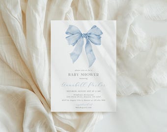 Puede incluir: Una tarjeta de invitación rectangular blanca para baby shower con una ilustración en acuarela de un lazo de cinta azul claro en la parte superior. El texto dice: please join us for a BABY SHOWER honoring Annabell Parker, SATURDAY, AUGUST 21ST AT 11 AM.