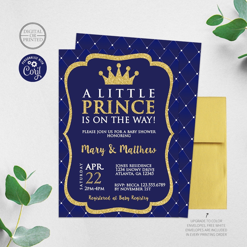 Op de afbeelding: Een blauwe en gouden babyshower-uitnodiging met een gouden kroon en de tekst "A Little Prince is on the Way!" De uitnodiging bevat de datum, tijd en locatie van de babyshower, evenals de namen van de aanstaande ouders, Mary en Matthew.