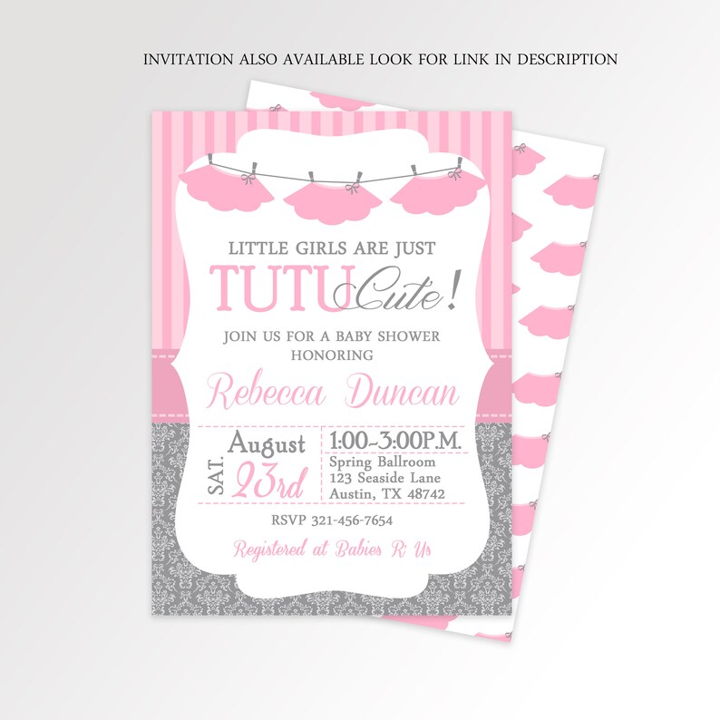 Puede incluir: Una invitaci&oacute;n de baby shower rosa y gris con un fondo de brillo plateado. La invitaci&oacute;n presenta una pancarta con el texto "Little Girls Are Just Tutu Cute!" y una l&iacute;nea de tut&uacute;s rosas colgando de pinzas para la ropa. La invitaci&oacute;n tambi&eacute;n incluye la fecha, la hora y la ubicaci&oacute;n del baby shower, as&iacute; como el nombre de la homenajeada, Rebecca Duncan. La invitaci&oacute;n tambi&eacute;n incluye la informaci&oacute;n de RSVP y la informaci&oacute;n de registro.