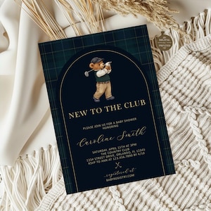 Op de afbeelding: Een rechthoekige uitnodigingskaart voor een babyshower met een donkergroene ruitjesachtergrond en een centrale marineblauwe boog. De kaart toont een cartoonbeer in golfkleding, de tekst NEW TO THE CLUB en de evenementdetails voor Caroline Smith.