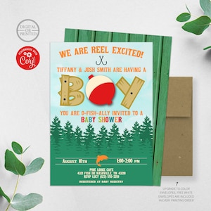 Puede incluir: Una invitaci&oacute;n a un baby shower con tem&aacute;tica de pesca. La invitaci&oacute;n presenta el texto "We are reel excited!" y "Tiffany & Josh Smith are having a boy." El dise&ntilde;o incluye un flotador, un pez y un bosque.