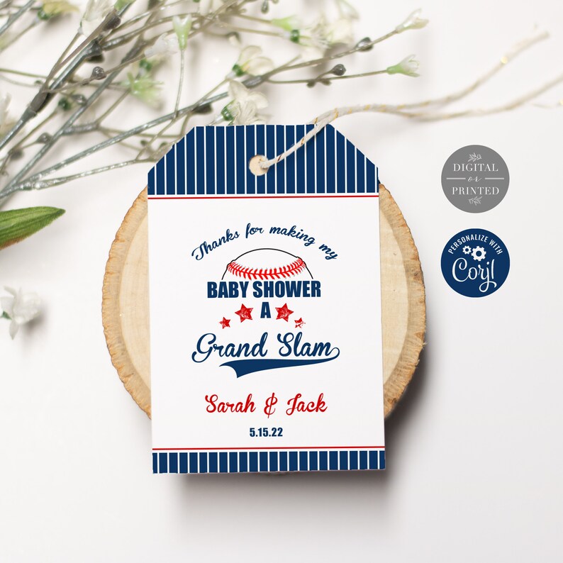 Puede incluir: Una etiqueta de agradecimiento para baby shower blanca con rayas azules y rojas. La etiqueta presenta una pelota de b&eacute;isbol con costuras rojas y el texto "Gracias por hacer de mi baby shower un Grand Slam". La etiqueta tambi&eacute;n incluye los nombres "Sarah & Jack" y la fecha "5.15.22".