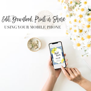 Op de afbeelding: Een smartphone die een digitale uitnodiging voor een bruidsdouche met een citroen- en blauw bloemenmotief weergeeft. De tekst op de uitnodiging luidt "Bridal Shower" en "Party with".