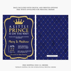 Op de afbeelding: Een blauwe en gouden babyborrel uitnodiging met een gouden kroon en de tekst "A Little Prince is on the Way!" De uitnodiging bevat de datum, tijd en locatie van de borrel, evenals de namen van de aanstaande ouders, Mary en Matthew.
