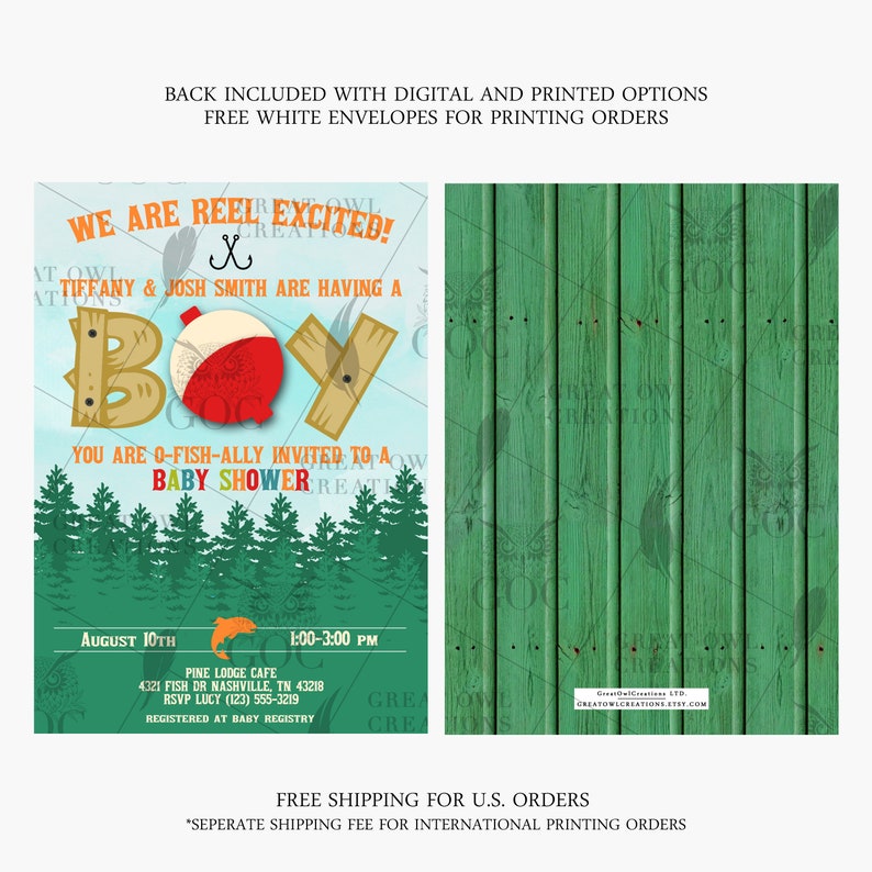 Puede incluir: Invitaci&oacute;n a un baby shower con tem&aacute;tica de pesca. La invitaci&oacute;n presenta el texto "We are reel excited!" y "Baby Boy". La parte posterior de la invitaci&oacute;n tiene un dise&ntilde;o de tablones de madera verdes.