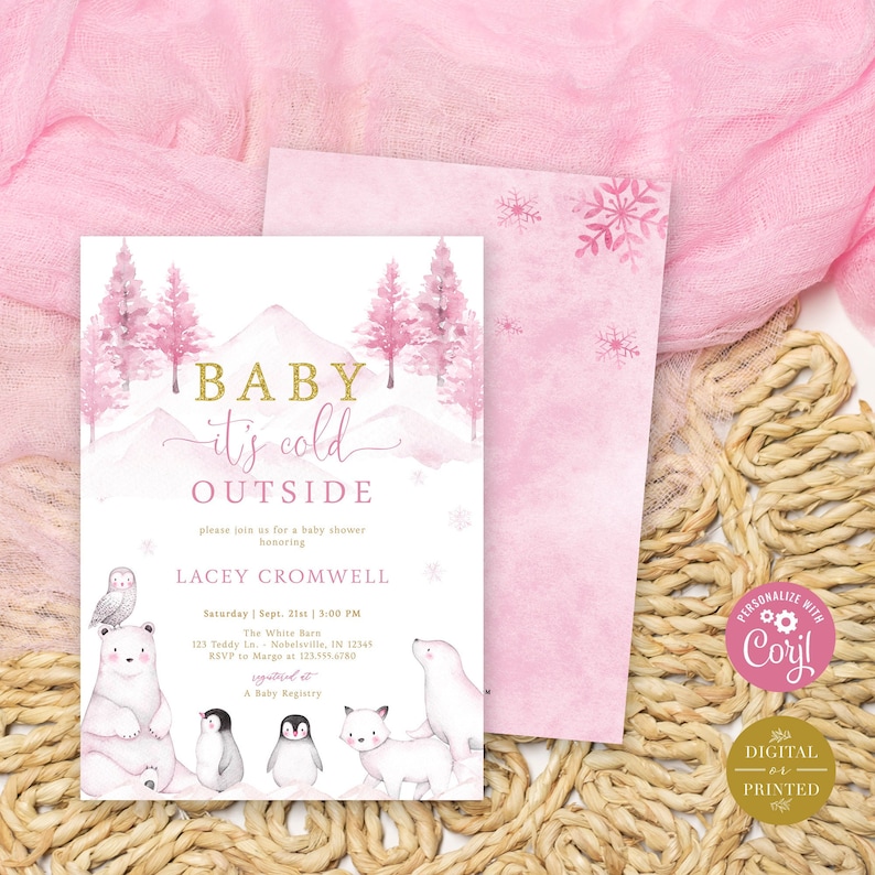 Pode incluir: Convite rosa para ch&aacute; de beb&ecirc; com tema de inverno. O convite apresenta uma cena de montanha nevada com um urso polar, uma coruja, um pinguim e uma raposa. O texto diz "Baby it's cold outside" e inclui o nome "Lacey Cromwell".
