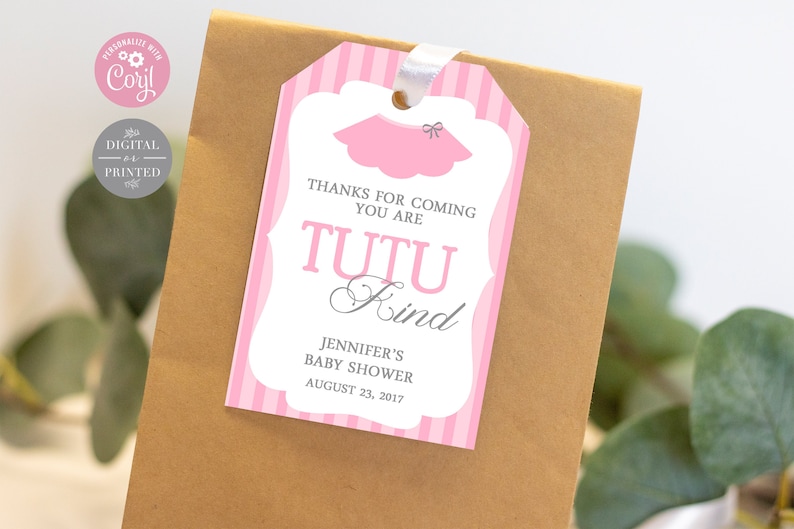 Puede incluir: Etiqueta de favor rosa y blanca con rayas rosas y blancas. La etiqueta tiene un tut&uacute; rosa y el texto "Gracias por venir, eres Tutu Kind Jennifer's Baby Shower August 23, 2017".
