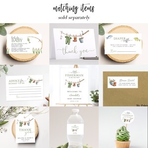 Pu&ograve; includere: Un set di decorazioni per baby shower stampabili con tema pesca. Le decorazioni includono un cartello di benvenuto, biglietti di consigli per la futura mamma, etichette di ringraziamento, etichette per bottiglie d'acqua, topper per cupcake e un cartello per una lotteria di pannolini. Le decorazioni presentano un'illustrazione ad acquerello di attrezzatura da pesca, un secchio e un paio di stivali.