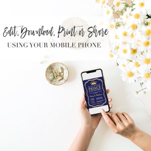 Op de afbeelding: Een blauwe en gouden babyshower-uitnodiging op het scherm van een smartphone. De uitnodiging luidt "Een kleine prins is onderweg!" met een kroon en sterren. De datum is 22 april.