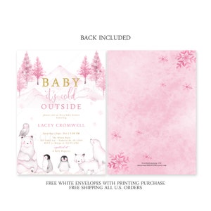 Pode incluir: Convite para ch&aacute; de beb&ecirc; rosa e branco com uma ilustra&ccedil;&atilde;o em aquarela de uma cena de floresta nevada. O texto diz "Baby it's cold outside" e inclui detalhes do evento, como a data, a hora, o local e as informa&ccedil;&otilde;es de RSVP.