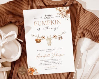 Puede incluir: Una tarjeta de invitación rectangular blanca para baby shower con el texto A little PUMPKIN is on the way! e ilustraciones de calabazas, un body de bebé y zapatos en un tendedero, junto con los detalles del evento de Annabell Johnson.