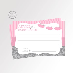 Pode incluir: Cart&otilde;es de conselhos para um ch&aacute; de beb&ecirc; rosa e cinza com uma linha de tutus rosa pendurados em um varal. O texto no cart&atilde;o diz "Conselhos para a futura mam&atilde;e" e "Amor."
