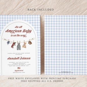 K&ouml;nnte beinhalten: Babyparty-Einladung mit blauem Vichy-Muster. Die Vorderseite zeigt den Text "An all American Baby is on the way!" mit Illustrationen von Babyartikeln. Die R&uuml;ckseite der Karte hat das gleiche Vichy-Muster. Die Einladung ist f&uuml;r Annabell Johnson.