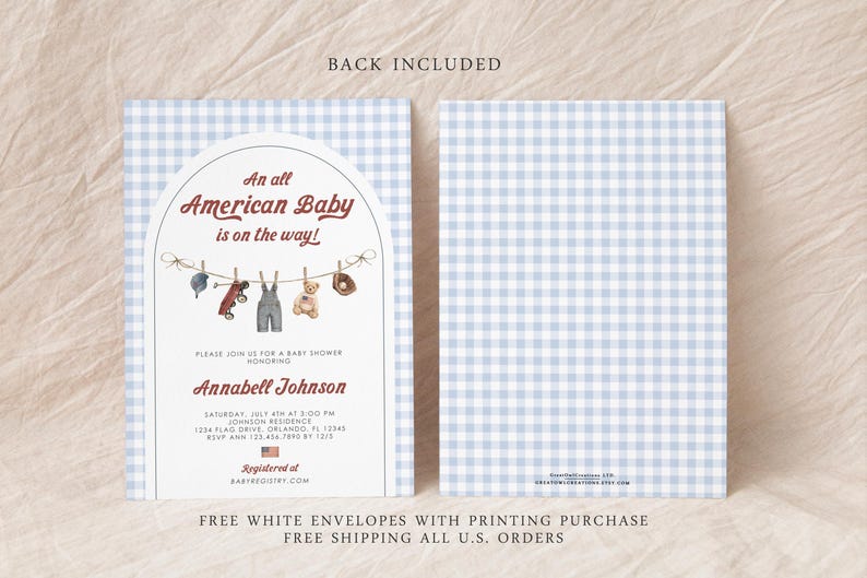 K&ouml;nnte beinhalten: Babyparty-Einladung mit blauem Vichy-Muster. Die Vorderseite zeigt den Text "An all American Baby is on the way!" mit Illustrationen von Babyartikeln. Die R&uuml;ckseite der Karte hat das gleiche Vichy-Muster. Die Einladung ist f&uuml;r Annabell Johnson.