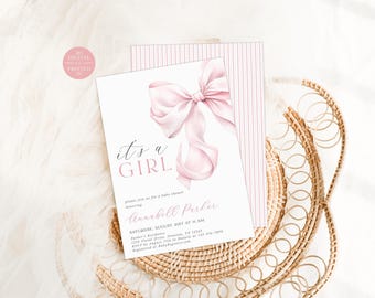 Może przedstawiać: Białe zaproszenie na baby shower z dużą, jasnoróżową kokardą u góry. Tekst brzmi it's a GIRL, a poniżej znajdują się szczegóły wydarzenia dla Annabell Parker w sobotę 21 sierpnia o godzinie 11:00. Z tyłu znajduje się różowa kartka w paski.
