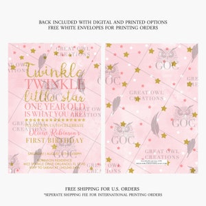Puede incluir: Invitaci&oacute;n de primer cumplea&ntilde;os rosa y dorada con un b&uacute;ho blanco y estrellas. La invitaci&oacute;n dice "Twinkle Twinkle Little Star One Year Old is What You Are".