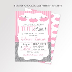 Puede incluir: Una invitaci&oacute;n de baby shower rosa y gris con un fondo de brillo plateado. La invitaci&oacute;n presenta una pancarta con el texto "Little girls are just Tutu Cute!" y una l&iacute;nea de tut&uacute;s rosas colgando de pinzas para la ropa. La invitaci&oacute;n tambi&eacute;n incluye la fecha, la hora y el lugar del baby shower, as&iacute; como el nombre de la homenajeada, Rebecca Duncan. La informaci&oacute;n de RSVP y la informaci&oacute;n de registro tambi&eacute;n est&aacute;n incluidas.
