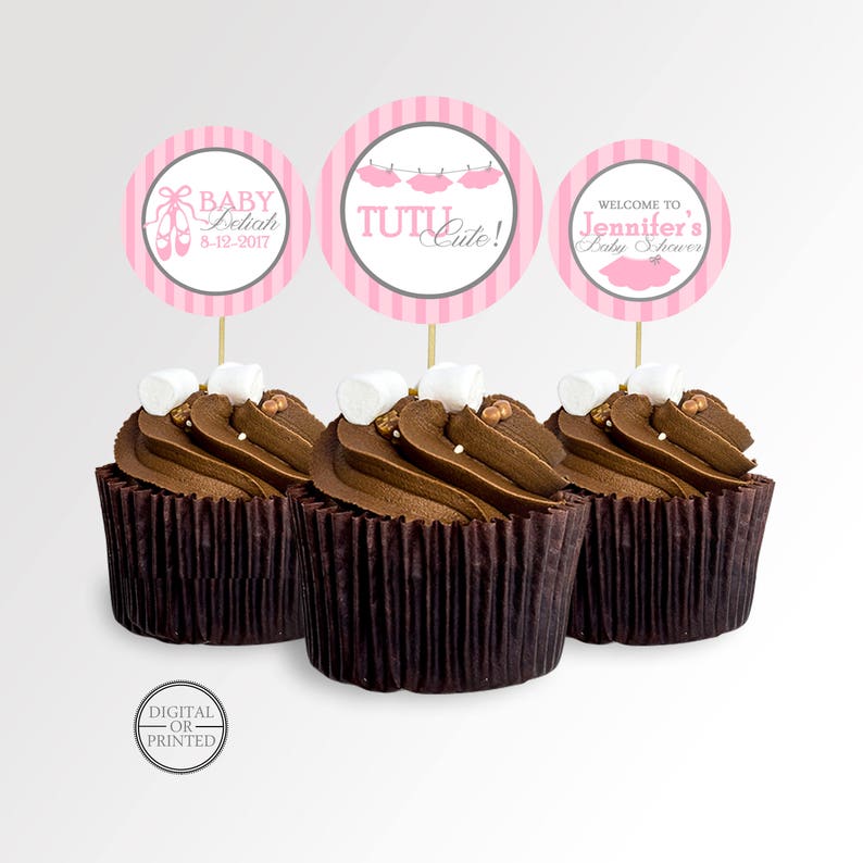 Puede incluir: Tres cupcakes de chocolate con adornos de cupcake rosa y gris. Los adornos tienen texto que dice "Baby Leilah 8-12-2017", "Tutu Cute!" y "Bienvenido al baby shower de Jennifer".