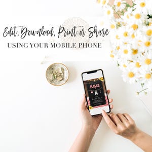 K&ouml;nnte beinhalten: Ein Smartphone zeigt eine digitale Einladung zu einer BBQ-Babyparty. Die Einladung hat einen schwarzen Hintergrund mit dem Text "Join us for a BBQ Baby Shower" und einem rot-wei&szlig; karierten Muster. Die Einladung wird auf einer wei&szlig;en Oberfl&auml;che angezeigt.