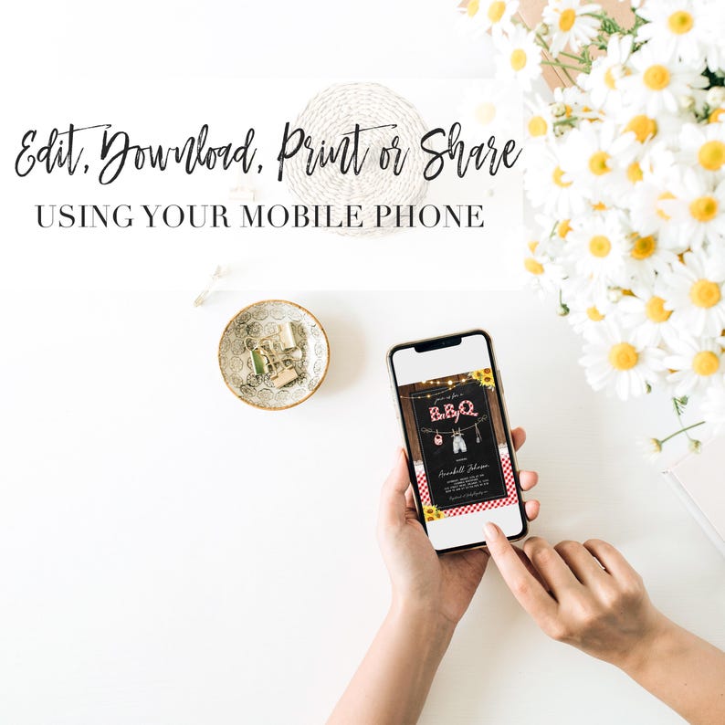 K&ouml;nnte beinhalten: Ein Smartphone zeigt eine digitale Einladung zu einer BBQ-Babyparty. Die Einladung hat einen schwarzen Hintergrund mit dem Text "Join us for a BBQ Baby Shower" und einem rot-wei&szlig; karierten Muster. Die Einladung wird auf einer wei&szlig;en Oberfl&auml;che angezeigt.