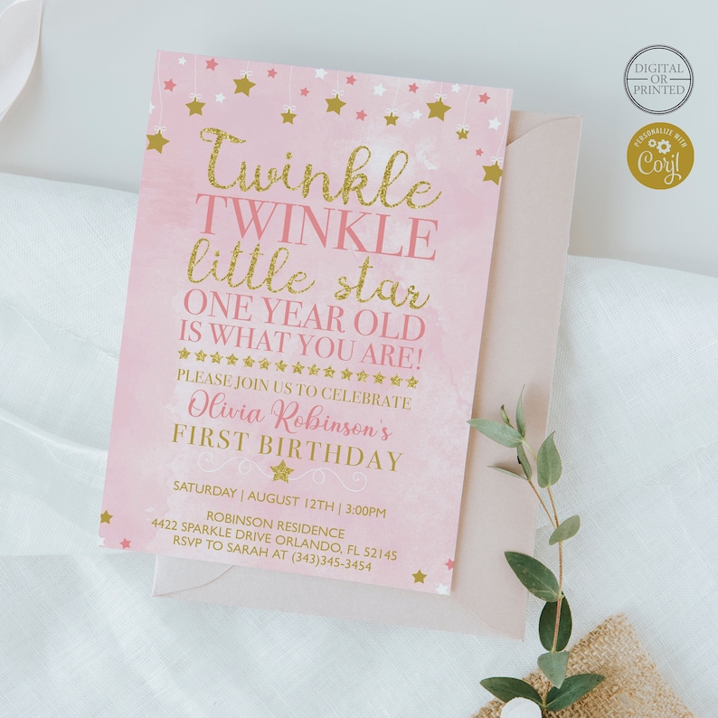 Puede incluir: Invitaci&oacute;n de primer cumplea&ntilde;os rosa y dorada con fondo de acuarela y estrellas. El texto dice "Twinkle Twinkle little star One year old is what you are!" y "Olivia Robinson's First Birthday".