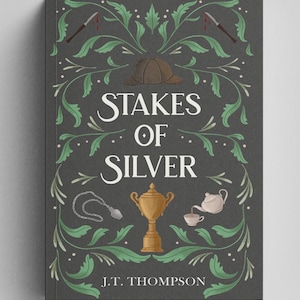 Op de afbeelding: Een boek getiteld Stakes of Silver door J.T. Thompson met een donkergrijze kaft voorzien van groene bladranken, een bruine jagershoed, twee bebloede scalpels, een zilveren ketting, een gouden trofee en een witte theepot die thee inschenkt.