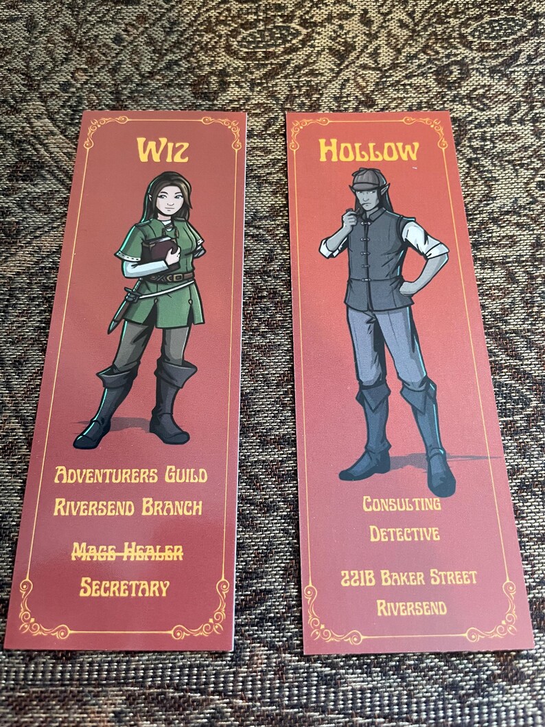 Op de afbeelding: Twee rechthoekige bladwijzers met een rode achtergrond en gouden decoratieve randen. De linker bladwijzer toont een personage met het label Wiz, Adventurers Guild Riversend Branch, Mage Healer, Secretary. De rechter bladwijzer toont een personage met het label Hollow, Consulting Detective, 221B Baker Street, Riversend.