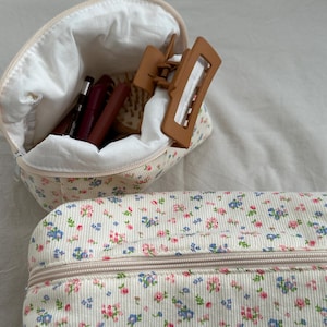 Kosmetiktasche aus Baumwolle "Bloom" | Quilted Makeup-Bag | Pouch| Schminktasche | Blumen | floral | handgemachte Make Up Tasche | S & L