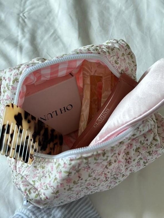 Handgemachte Kosmetiktasche 'Peonies' – Gequiltet, Blumen & Karo, Baumwolle, 25x11x10 Cm – Vielseitig & Stylisch