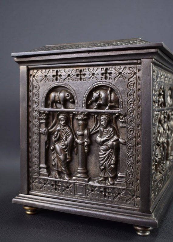 RARE Antique French Gothic Casket Jewelry Box Zod… - image 5