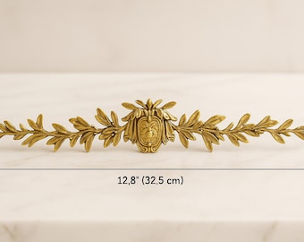 アンティークなフランス製ブロンズフレーム。壁に飾った小さな絵や特別