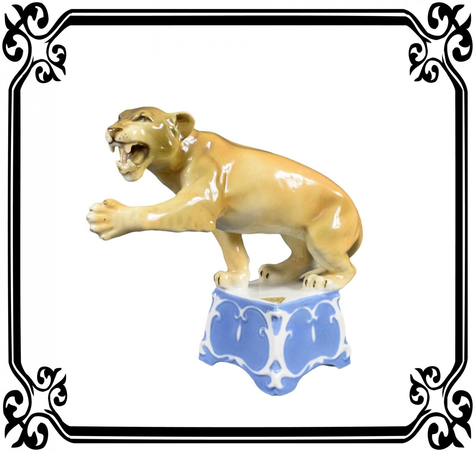 Vintage Français Antique Statue Lionne Porcelaine Royal Dux