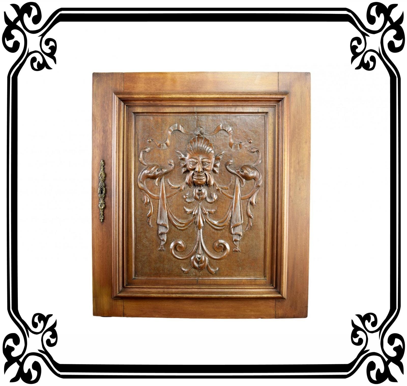 Vintage Français Antique Hand Carved Wood Cupboard Chimera Head et Mascaron 19Ème