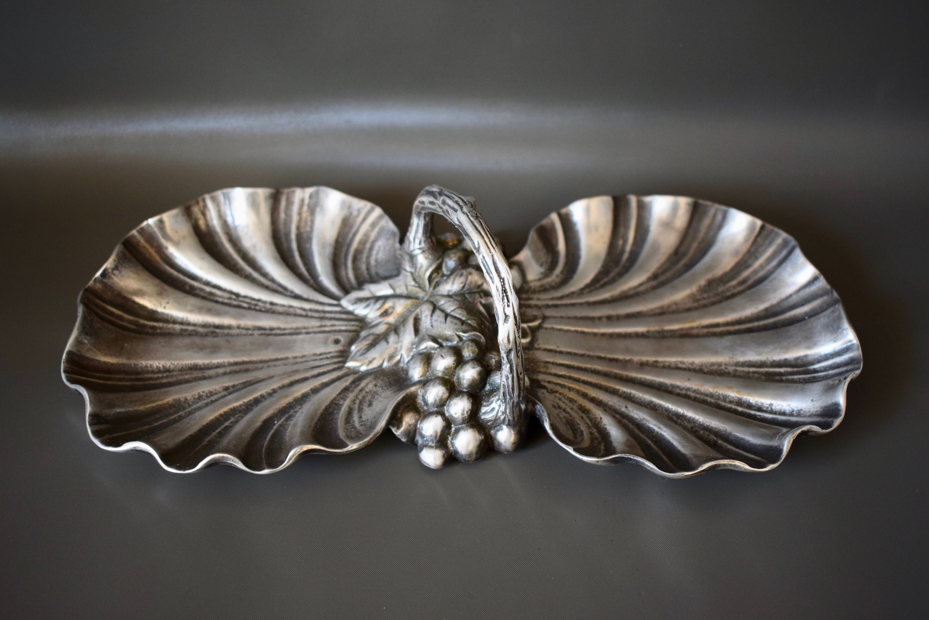 Art Déco Espagnole Valenti Argenté Plat Bronze avec Poignée Coquille Saint-Jacques en Forme de Plate