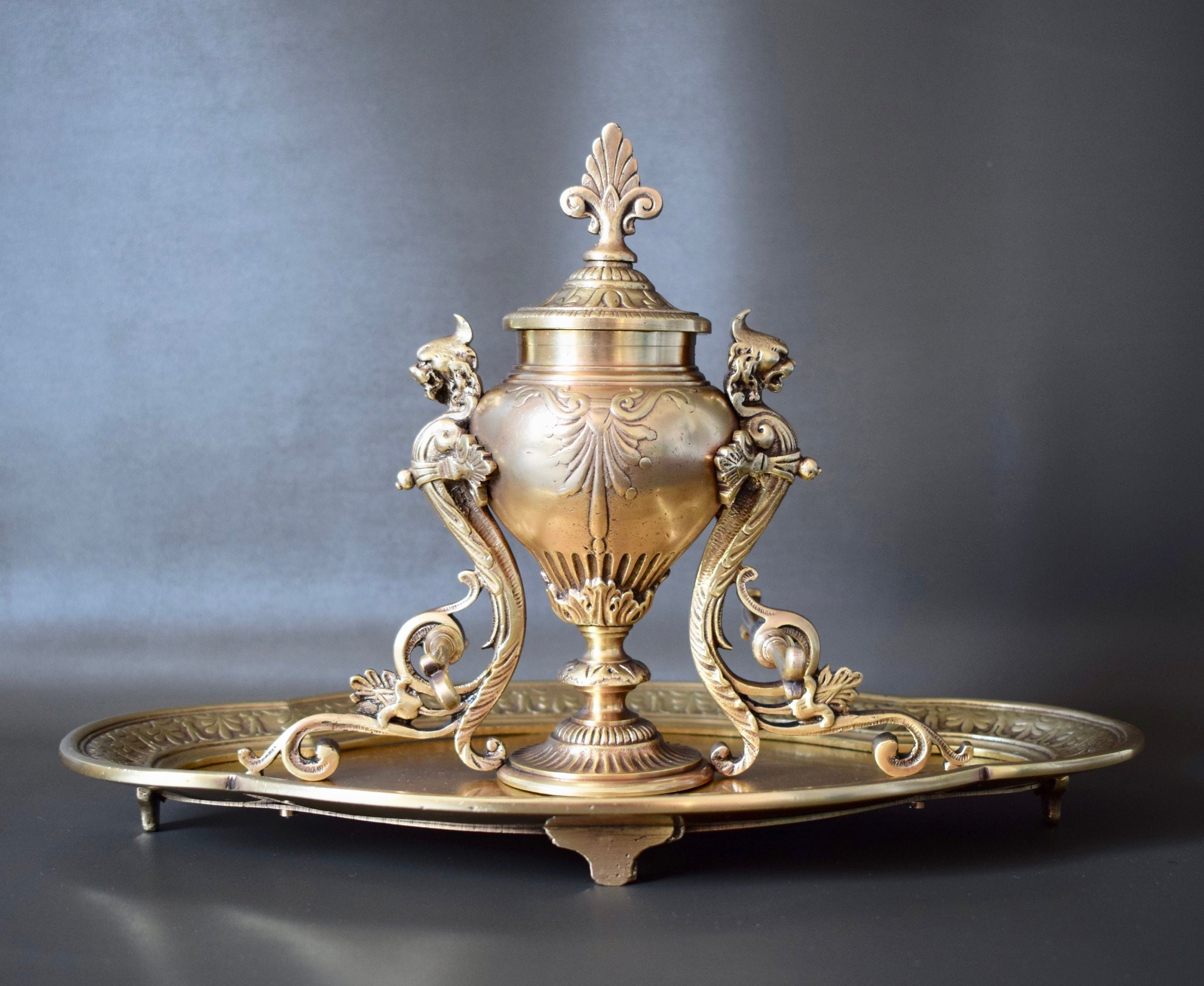 Empire Bronze Inkwell Ink Stand avec Des Griffons et Palmettes Motifs
